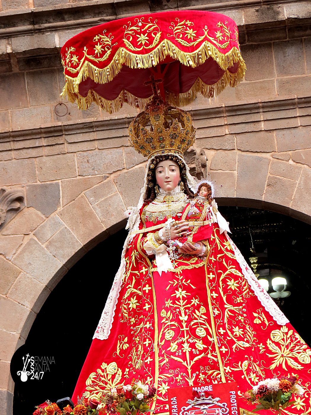 La virgen de Belen en cusco junto al arco