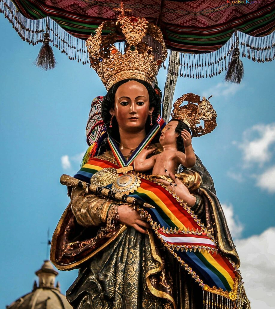 Viden de almudena cargando al niño Jesus